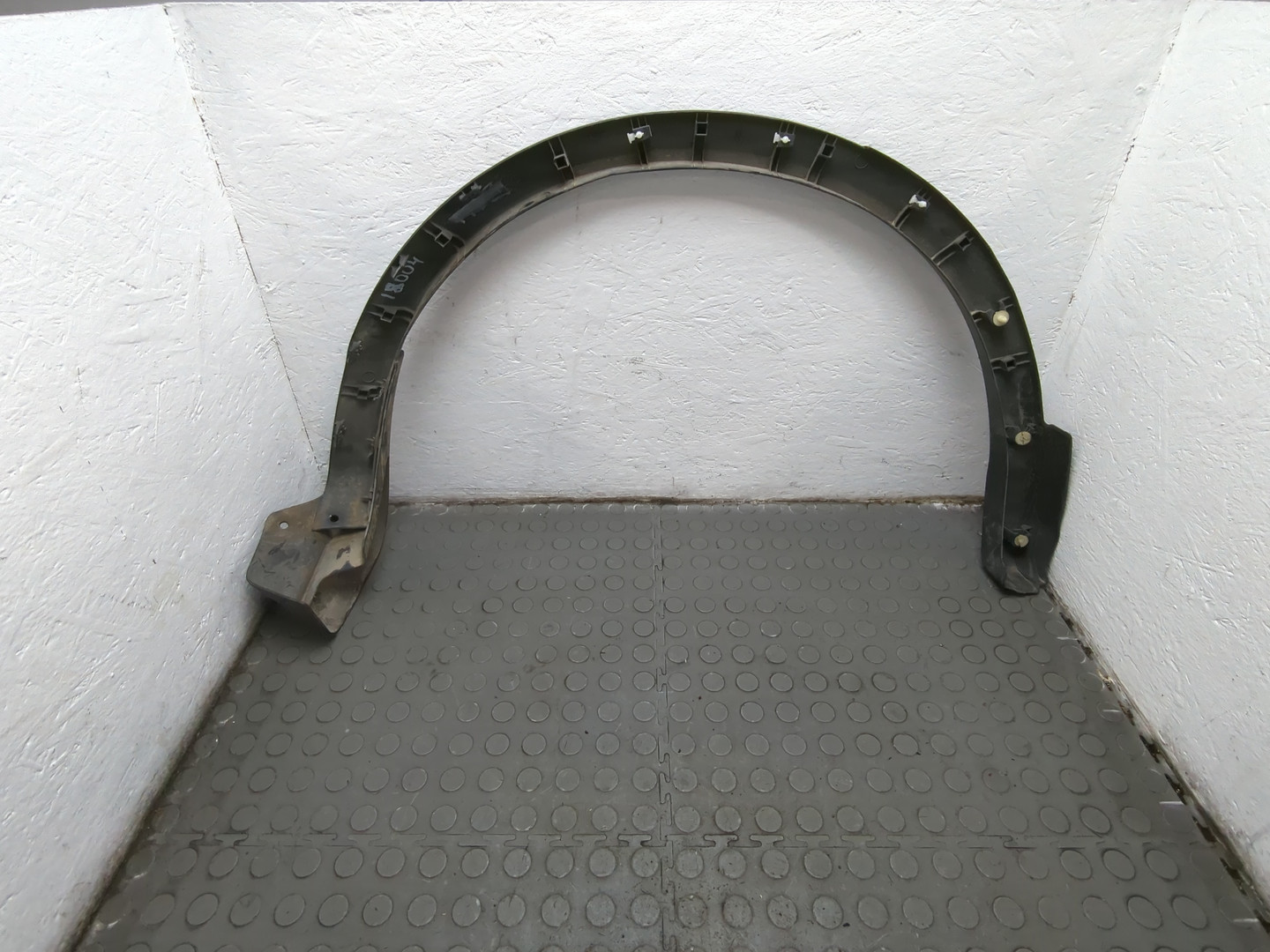 Накладка заднего крыла левого