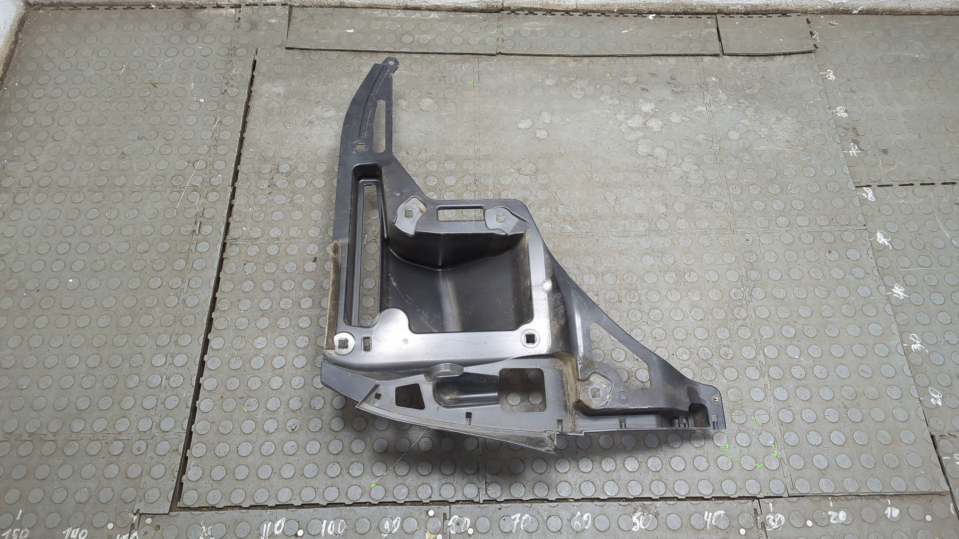 Кронштейн заднего бампера левый