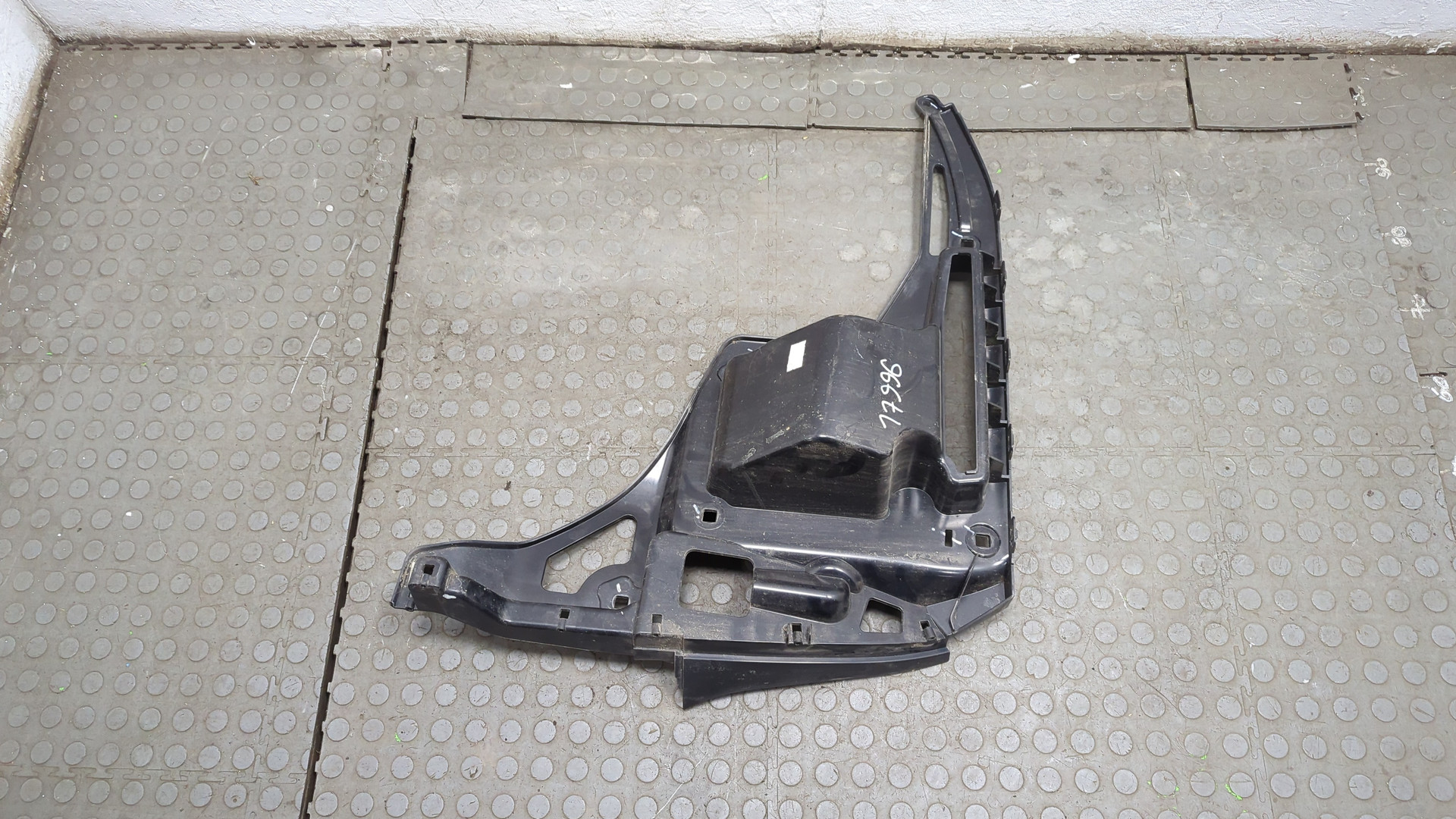 Кронштейн заднего бампера левый