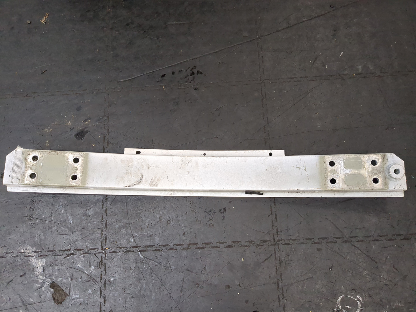 Усилитель переднего бампера