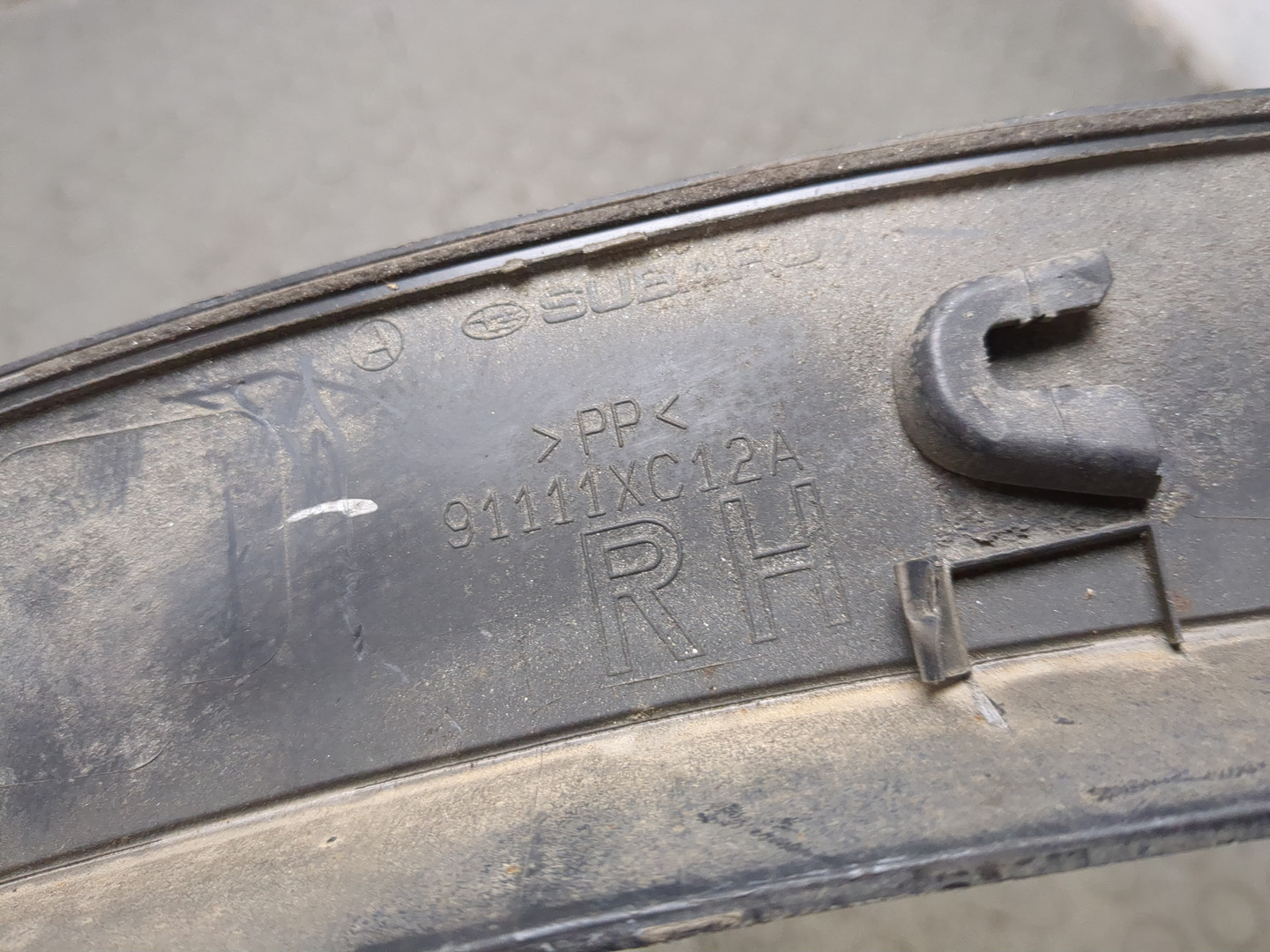 Молдинг заднего крыла правого