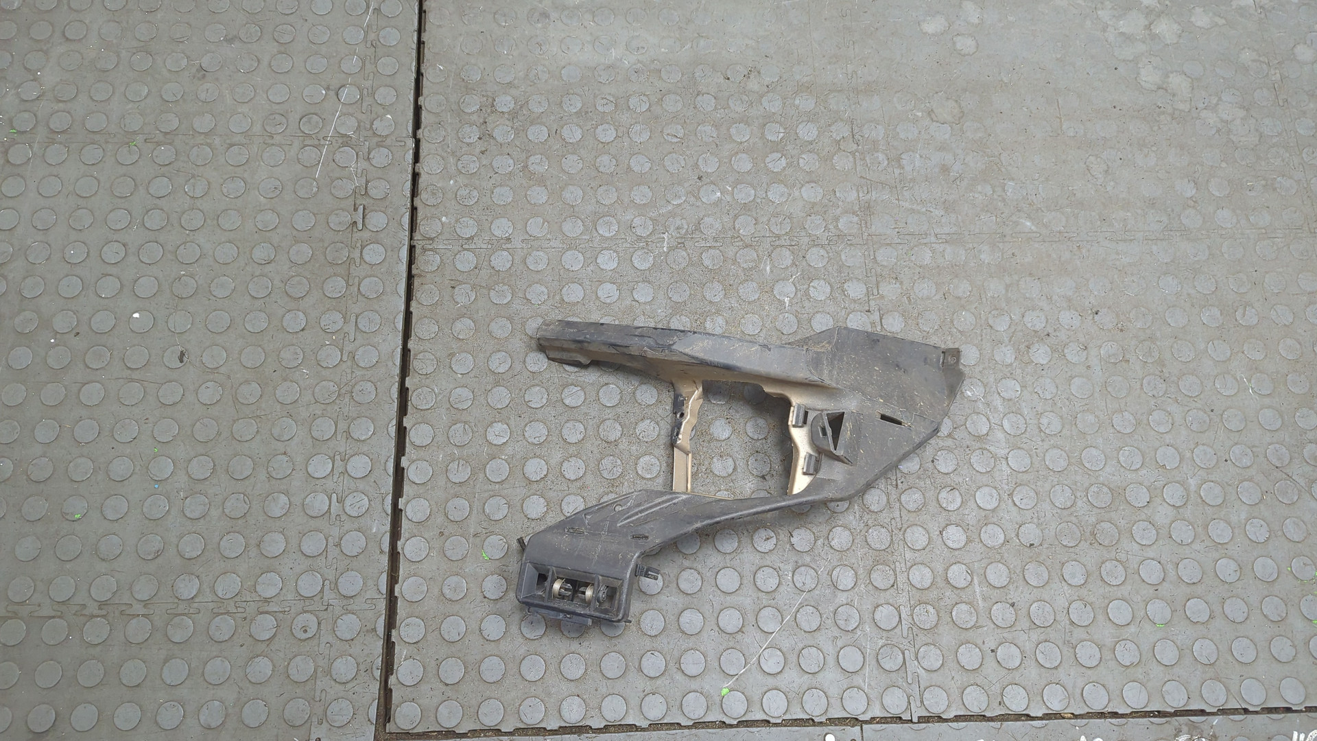 Кронштейн фар правый