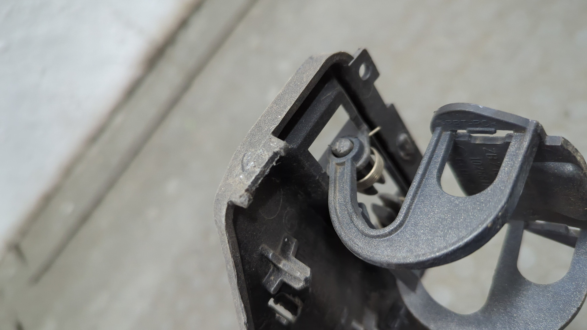 Кронштейн фар правый