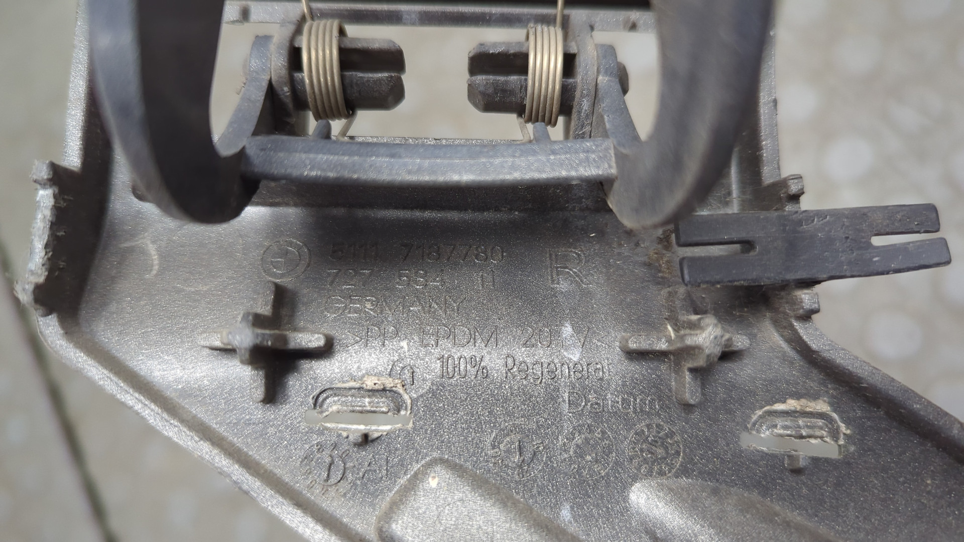 Кронштейн фар правый