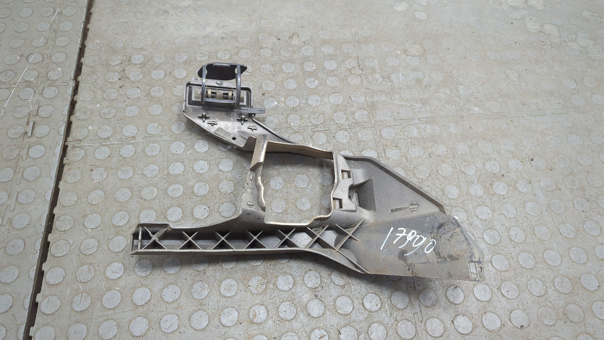 Кронштейн фар правый