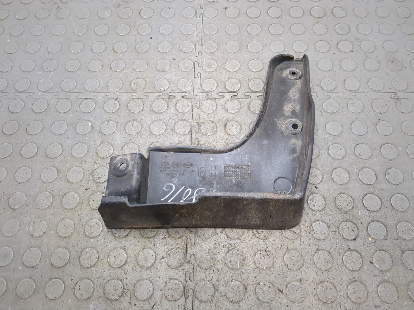 Брызговик передний правый