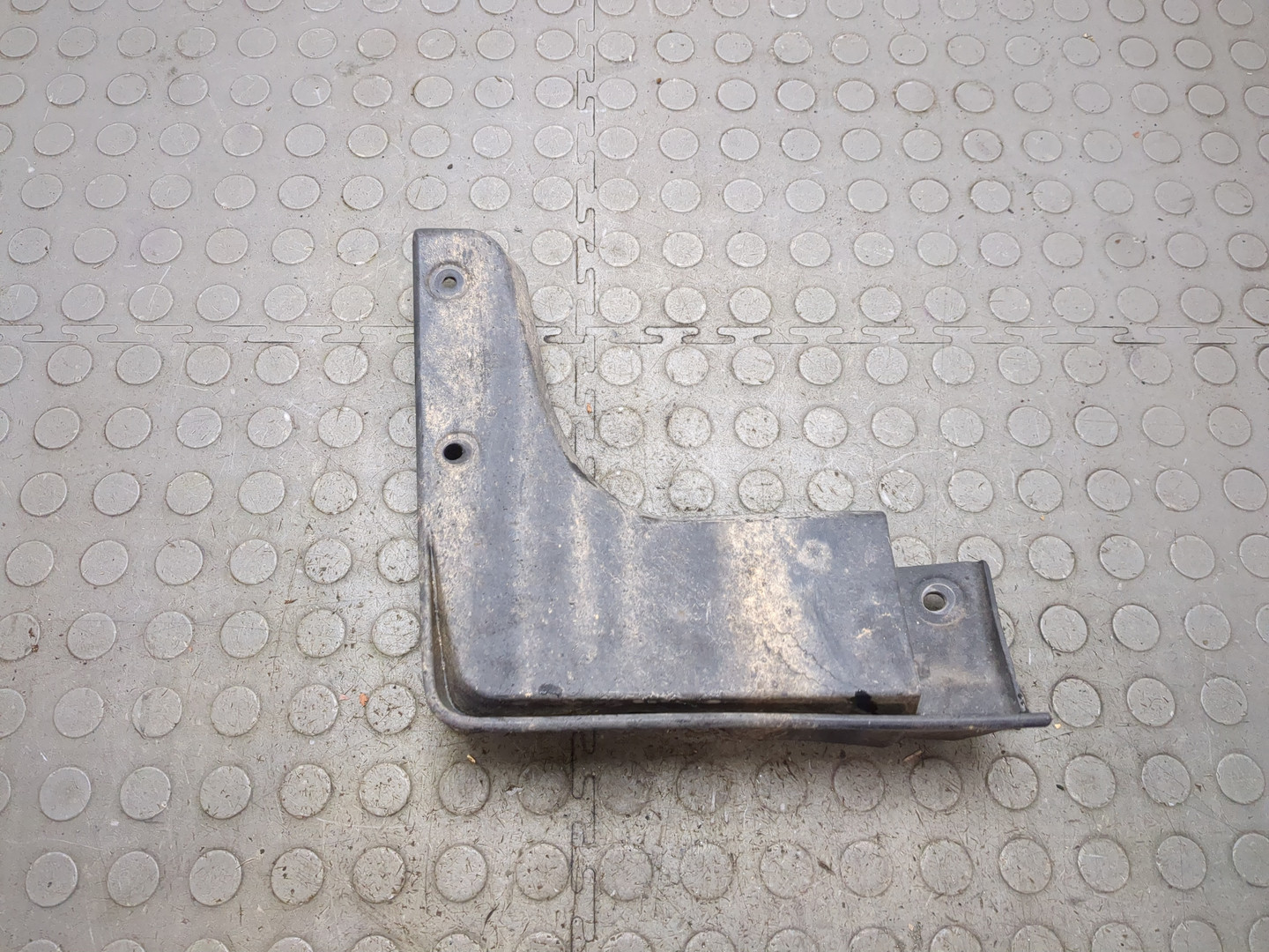 Брызговик передний правый