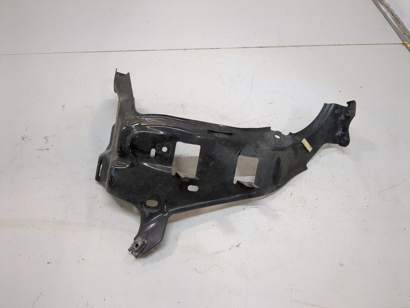 Кронштейн фар левый