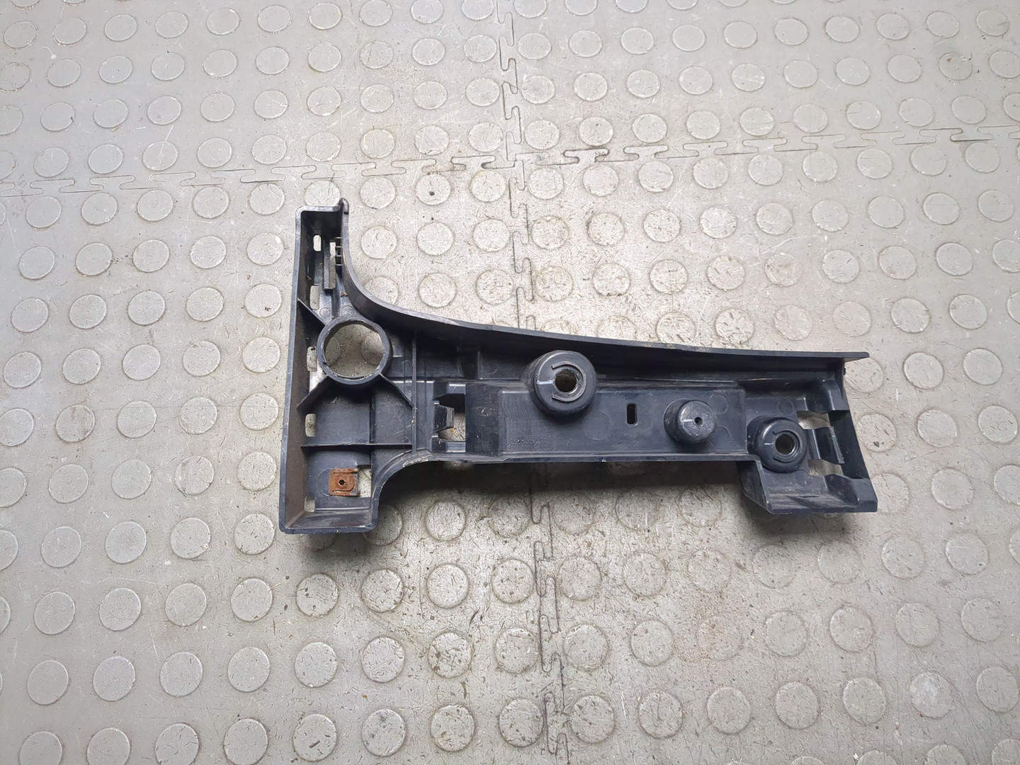 Кронштейн заднего бампера левый