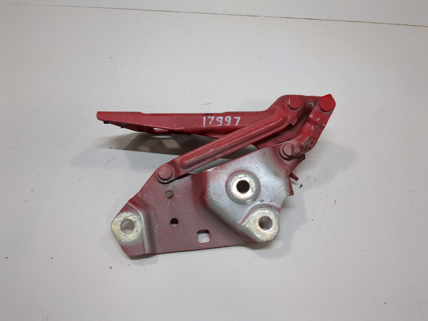 Петля капота левая