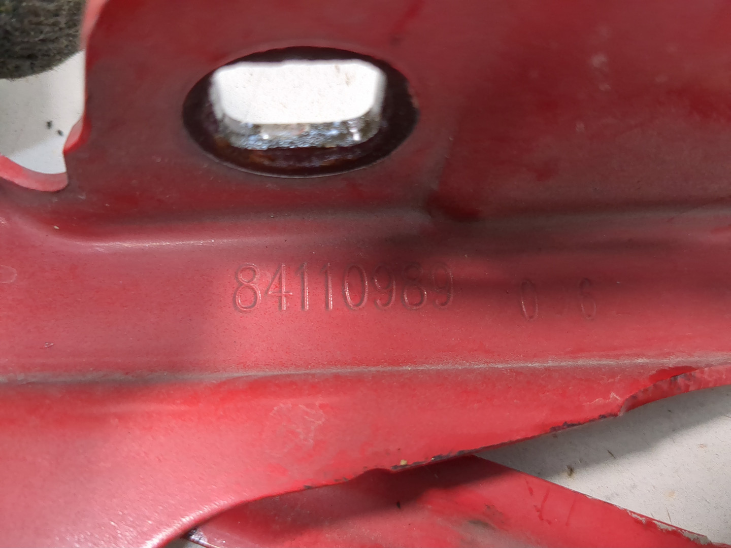 Петля капота левая