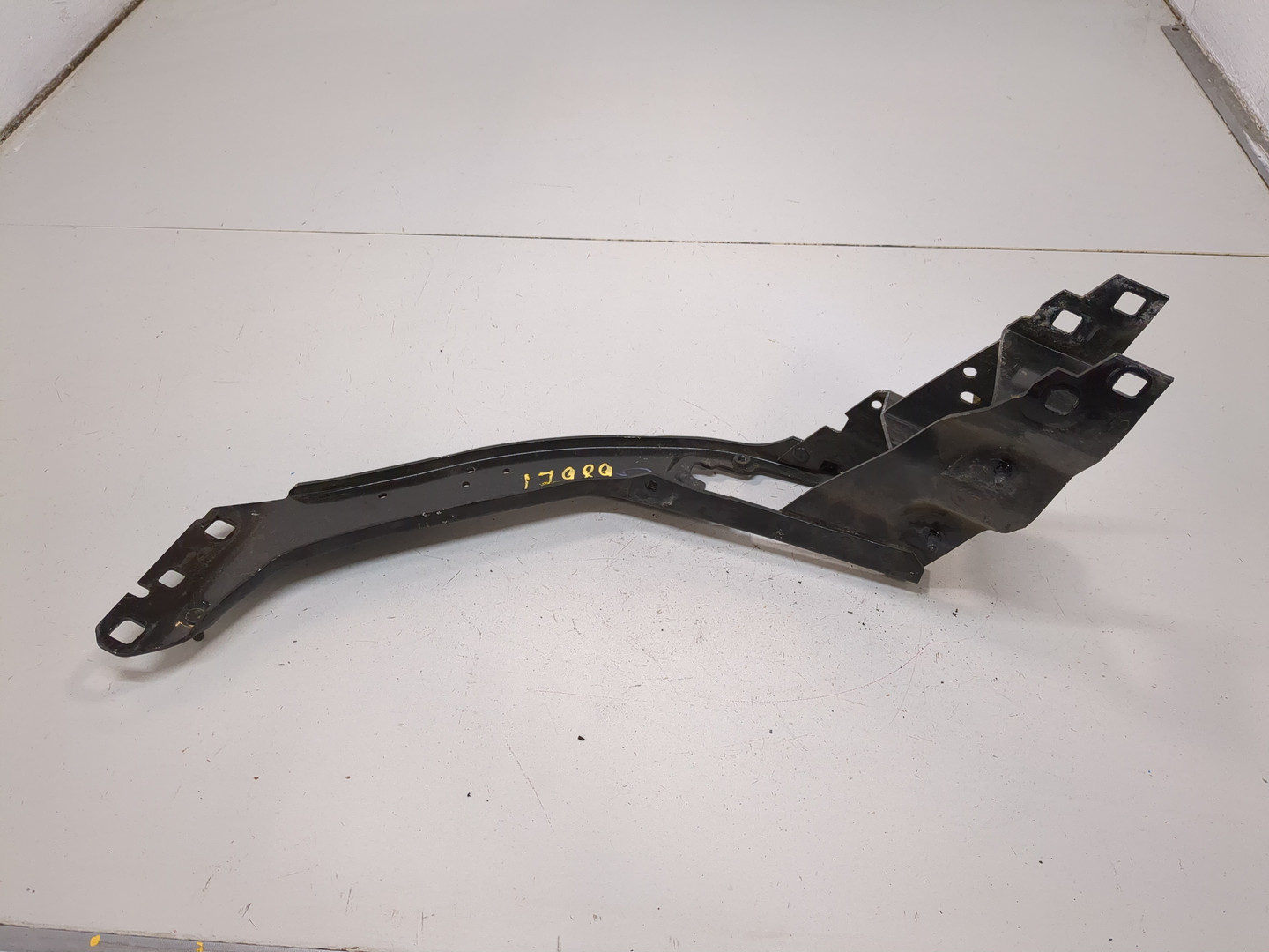 Кронштейн фар правый