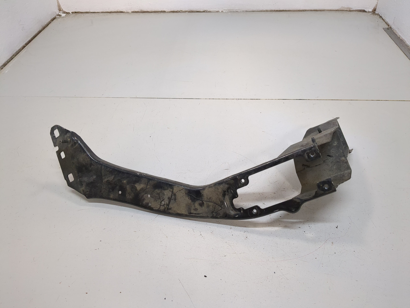 Кронштейн фар правый