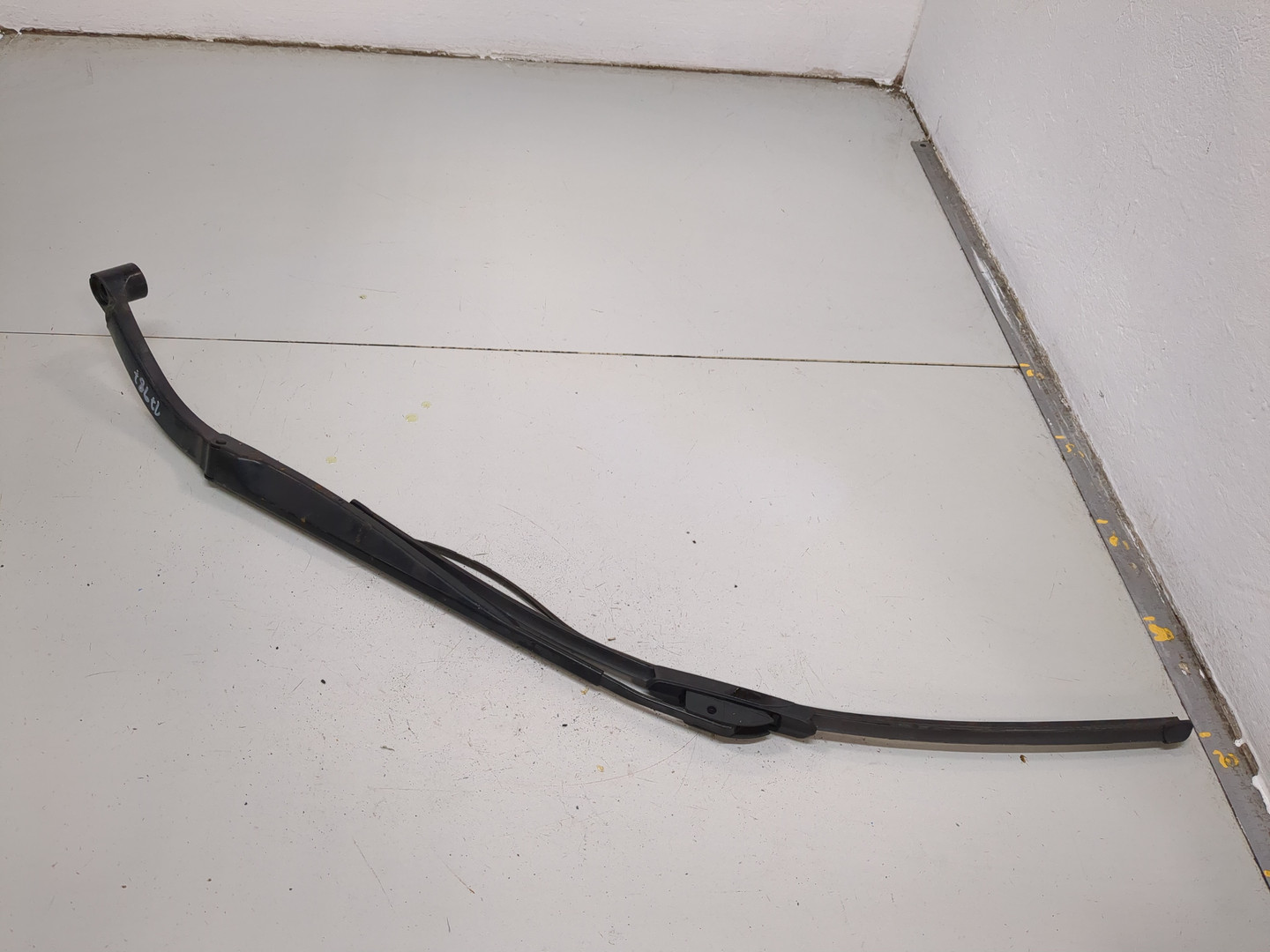 Поводок стеклоочистителя передний левый