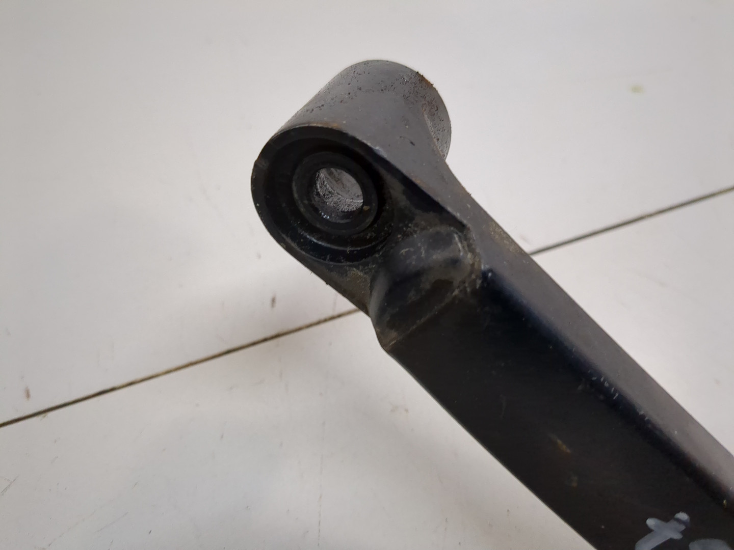 Поводок стеклоочистителя передний левый