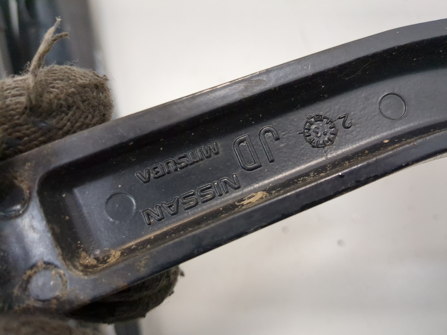 Поводок стеклоочистителя передний левый