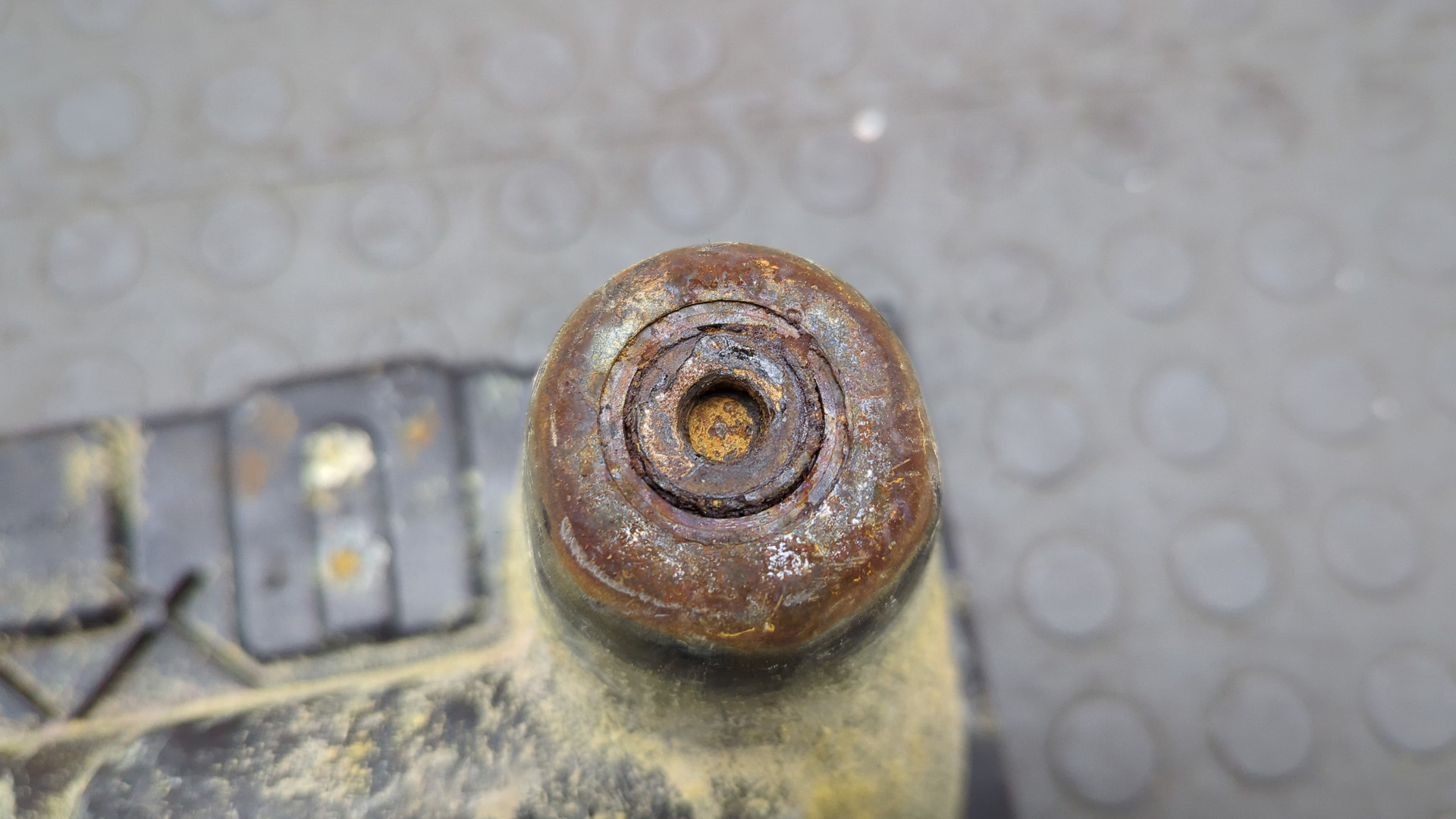 Площадка под аккумулятор (АКБ)