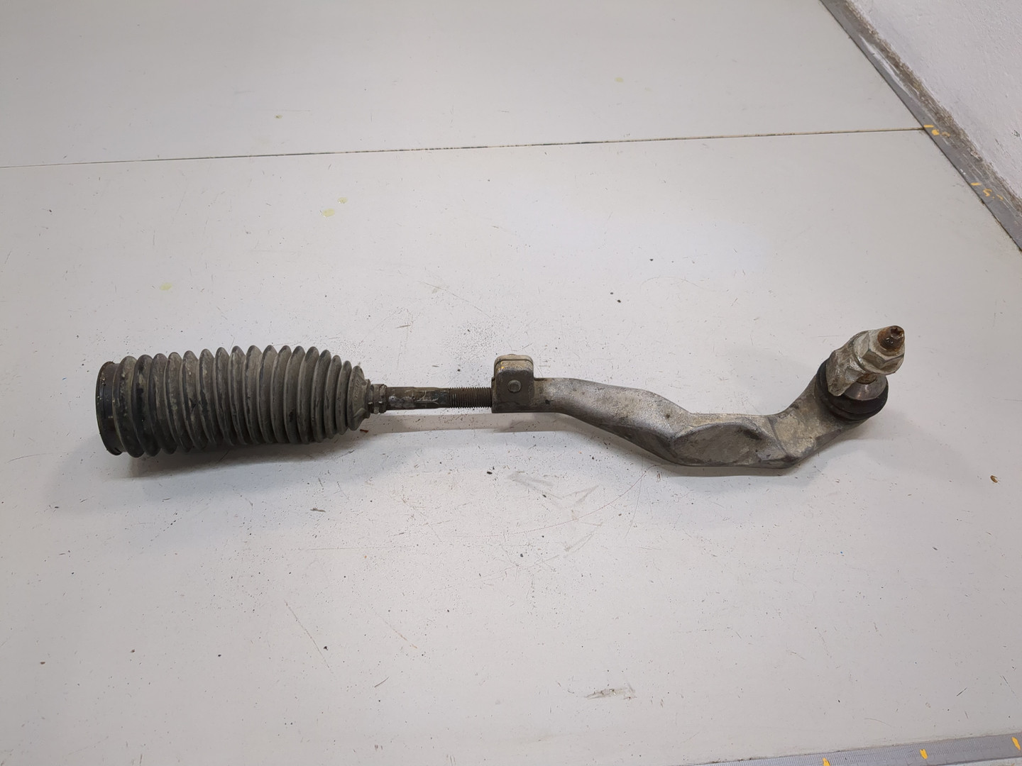 Тяга рулевая левая