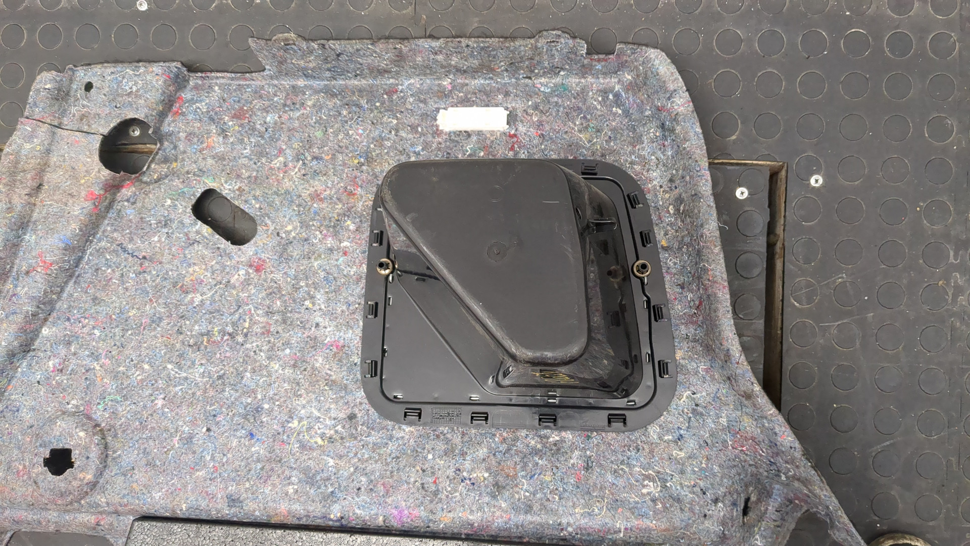 Обшивка багажника