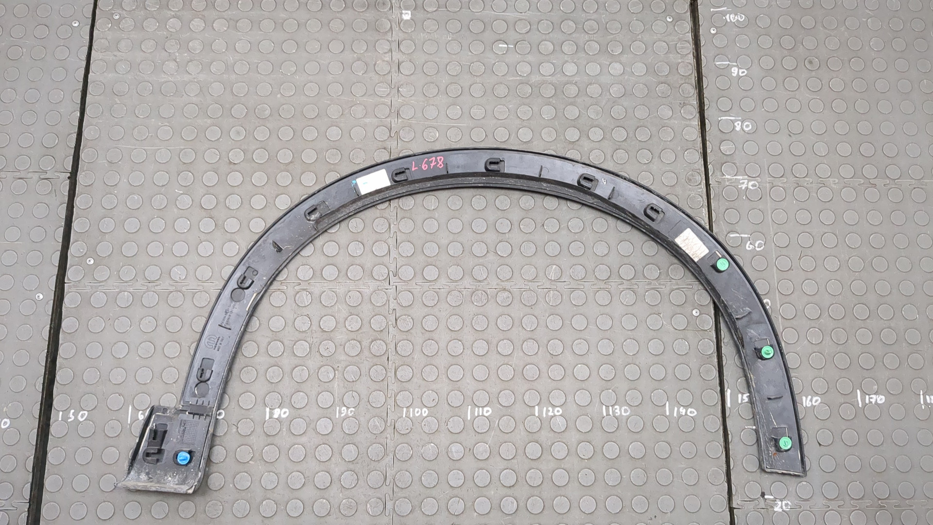 Накладка переднего крыла левого