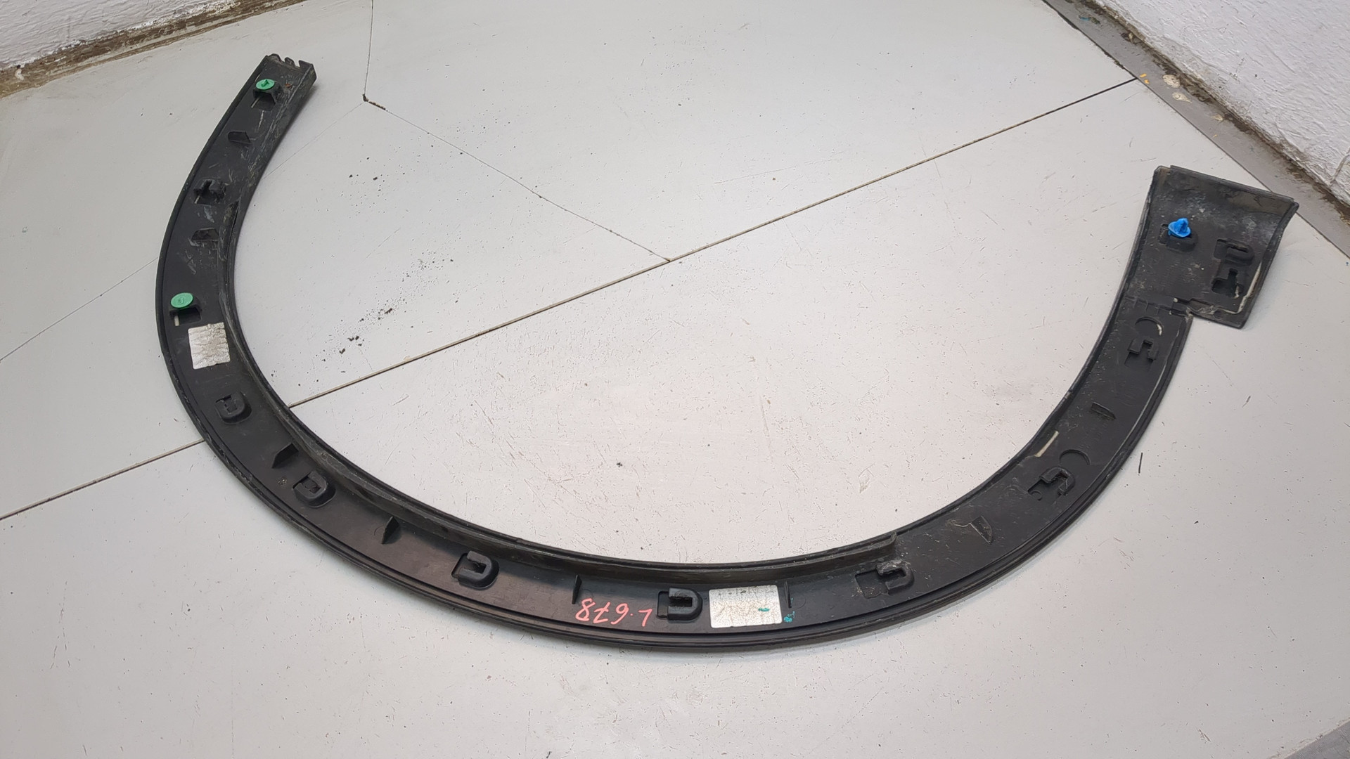 Накладка переднего крыла левого