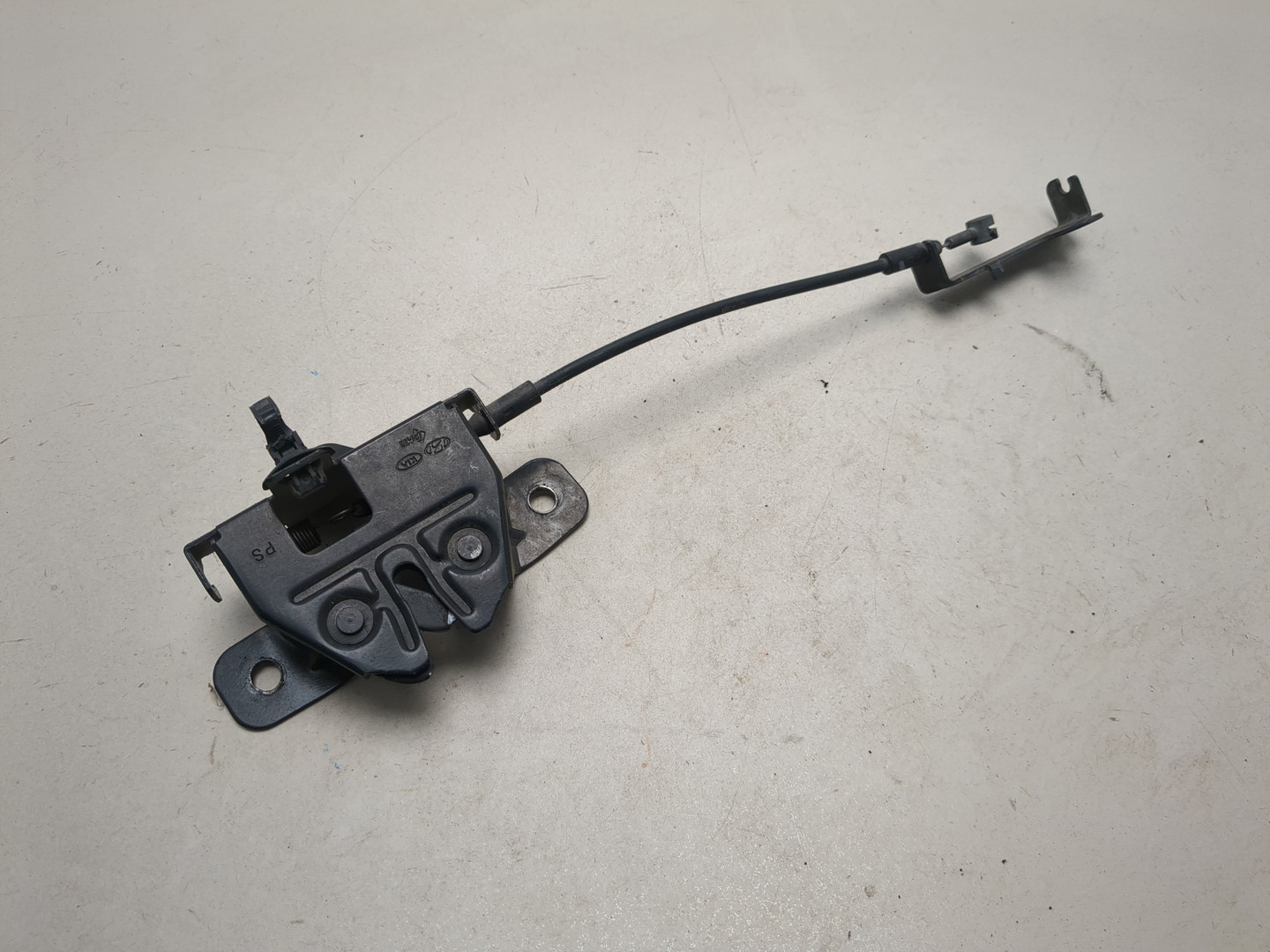 Замок капота