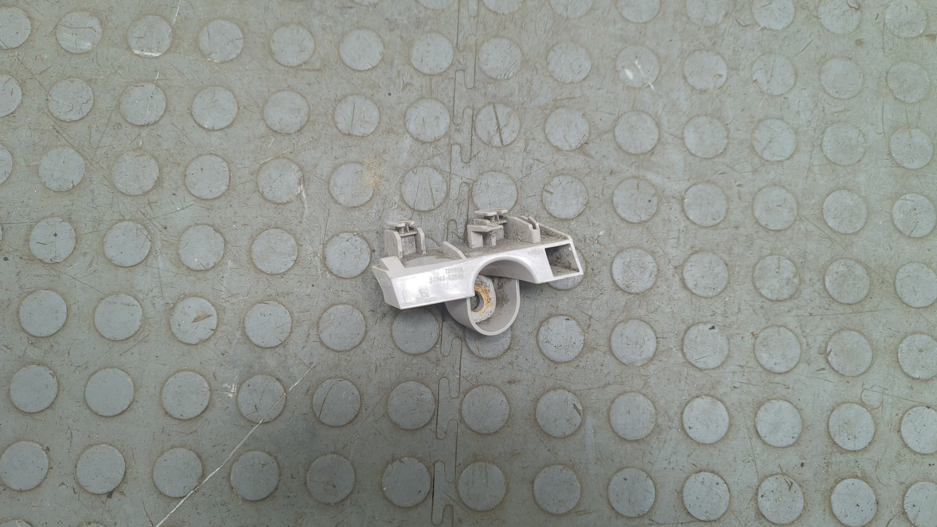 Кронштейн фар левый