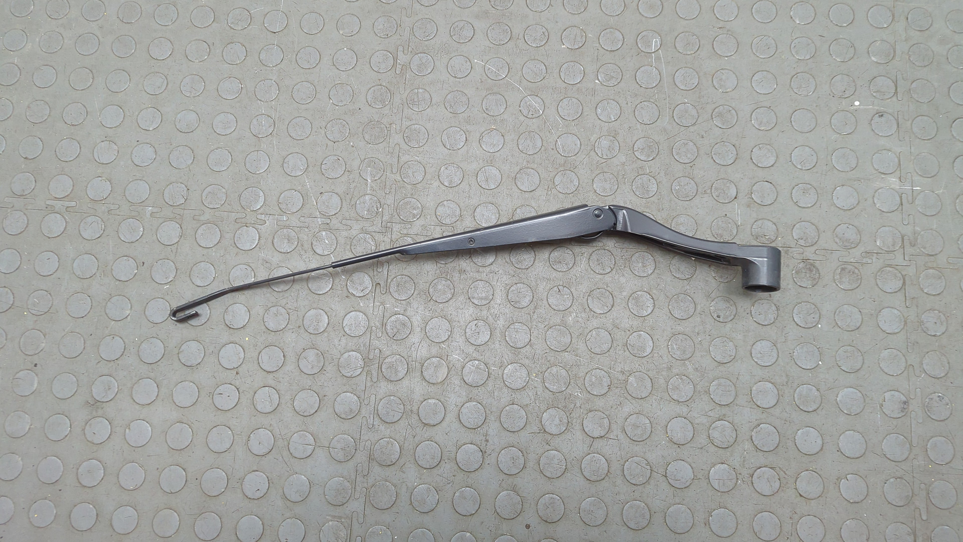 Поводок стеклоочистителя передний левый