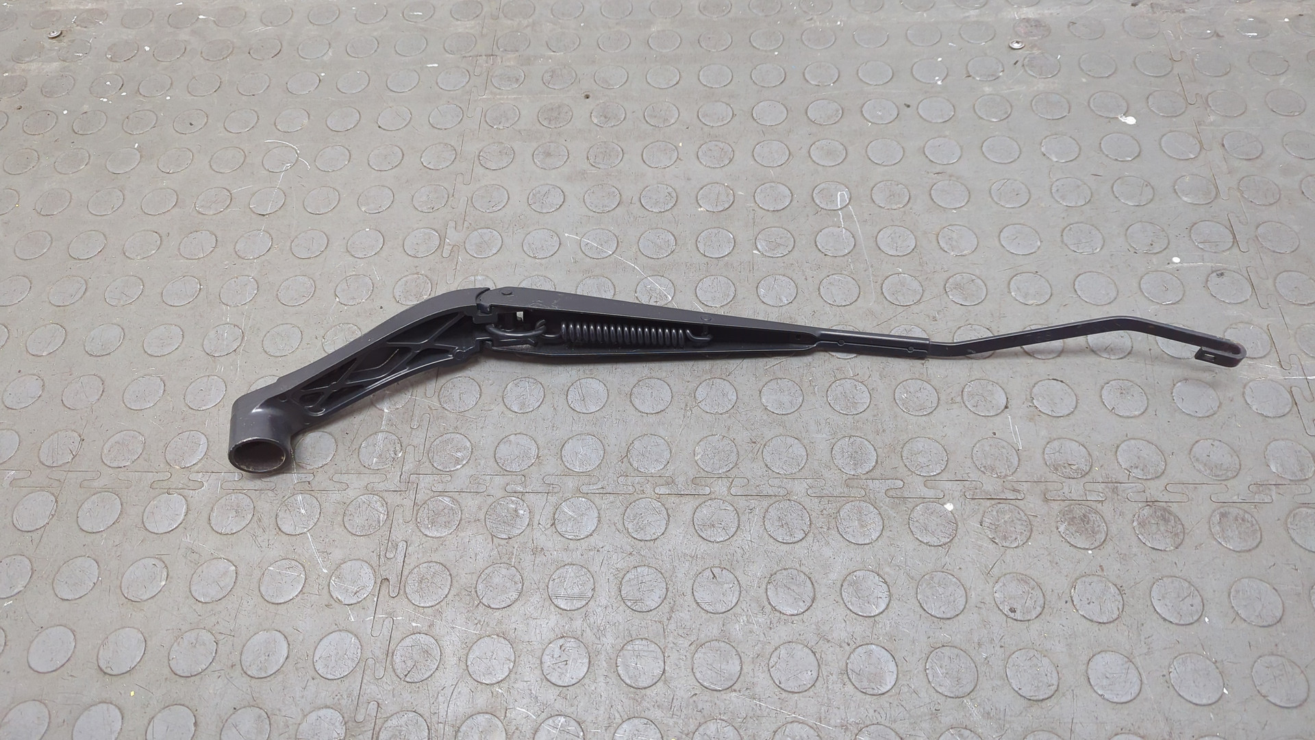 Поводок стеклоочистителя передний левый