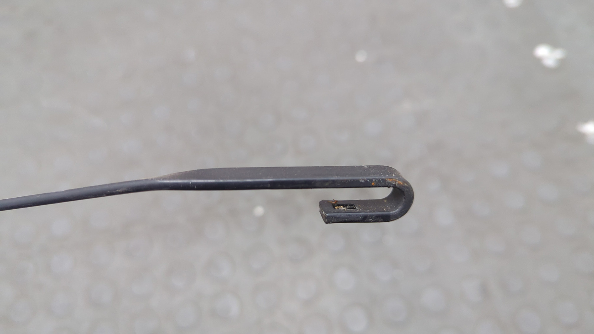 Поводок стеклоочистителя передний левый