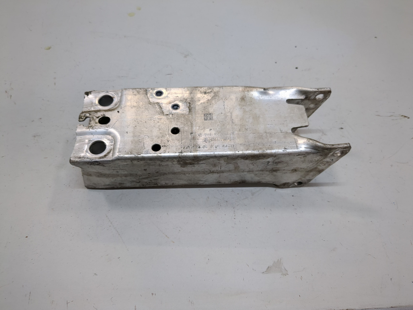 Кронштейн усилителя переднего бампера левый