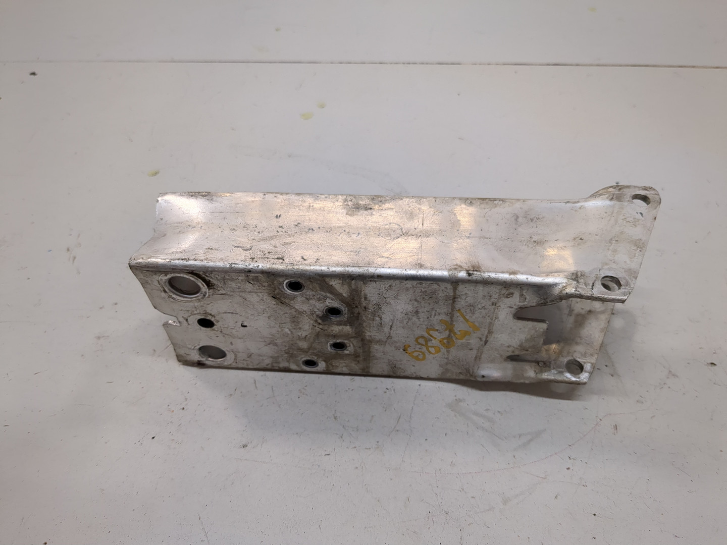 Кронштейн усилителя переднего бампера левый