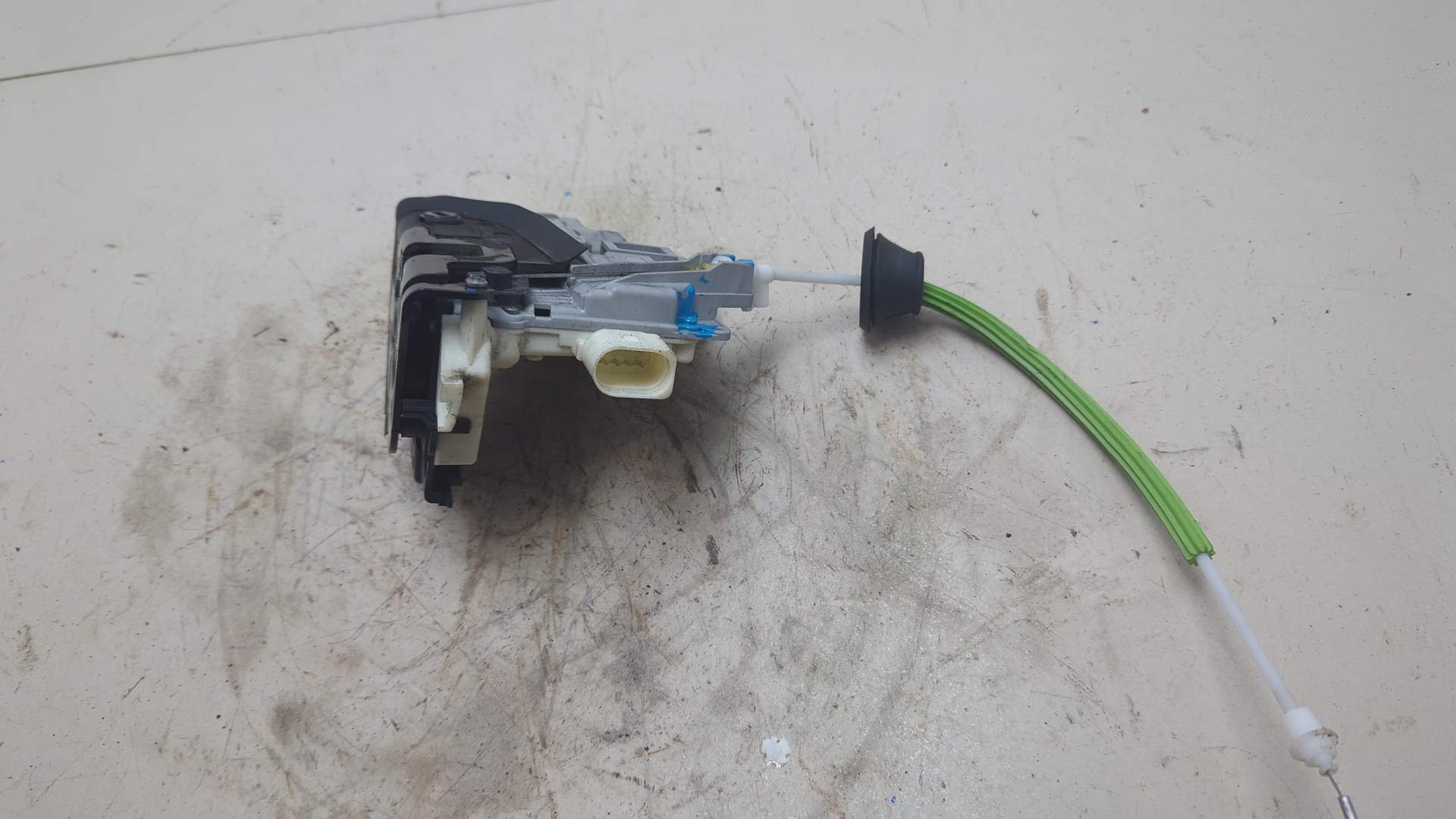 Замок двери задней левой