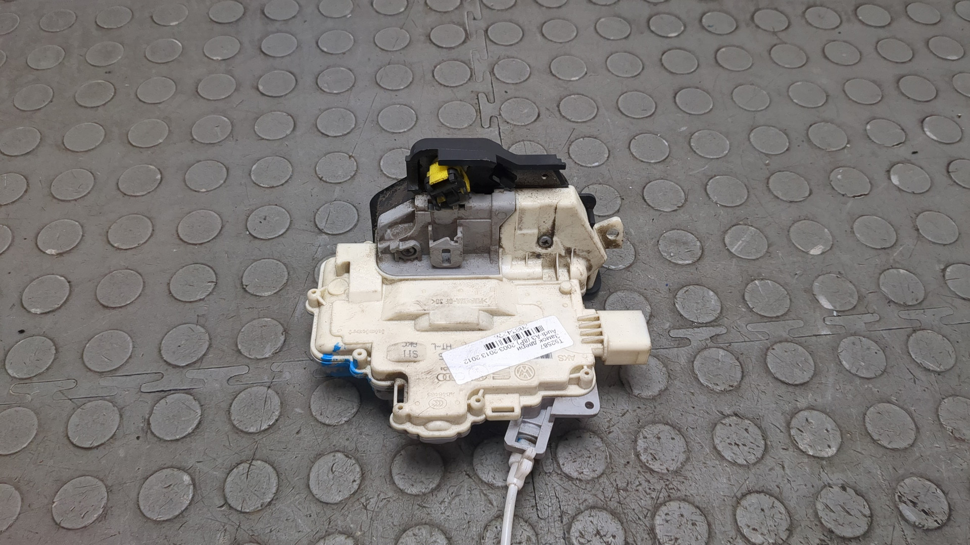 Замок двери задней левой