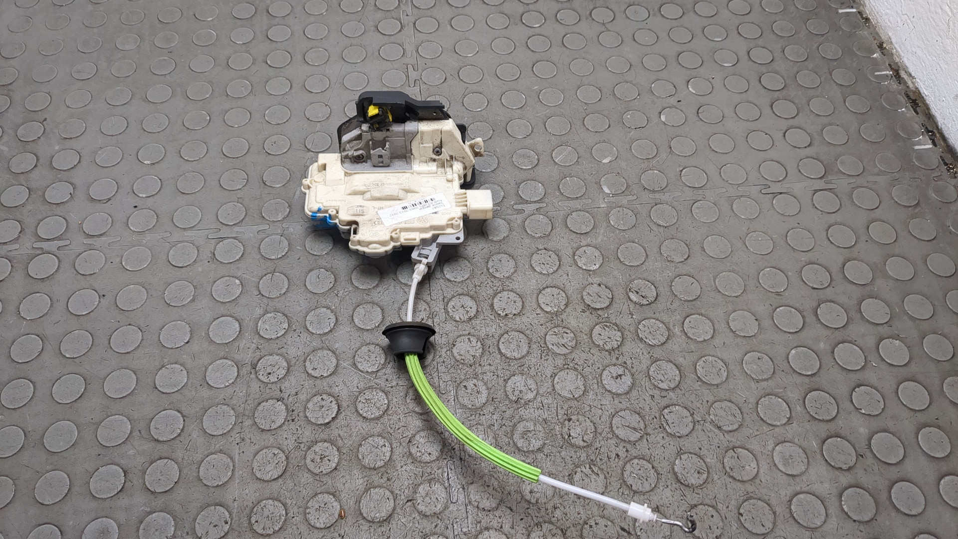 Замок двери задней левой