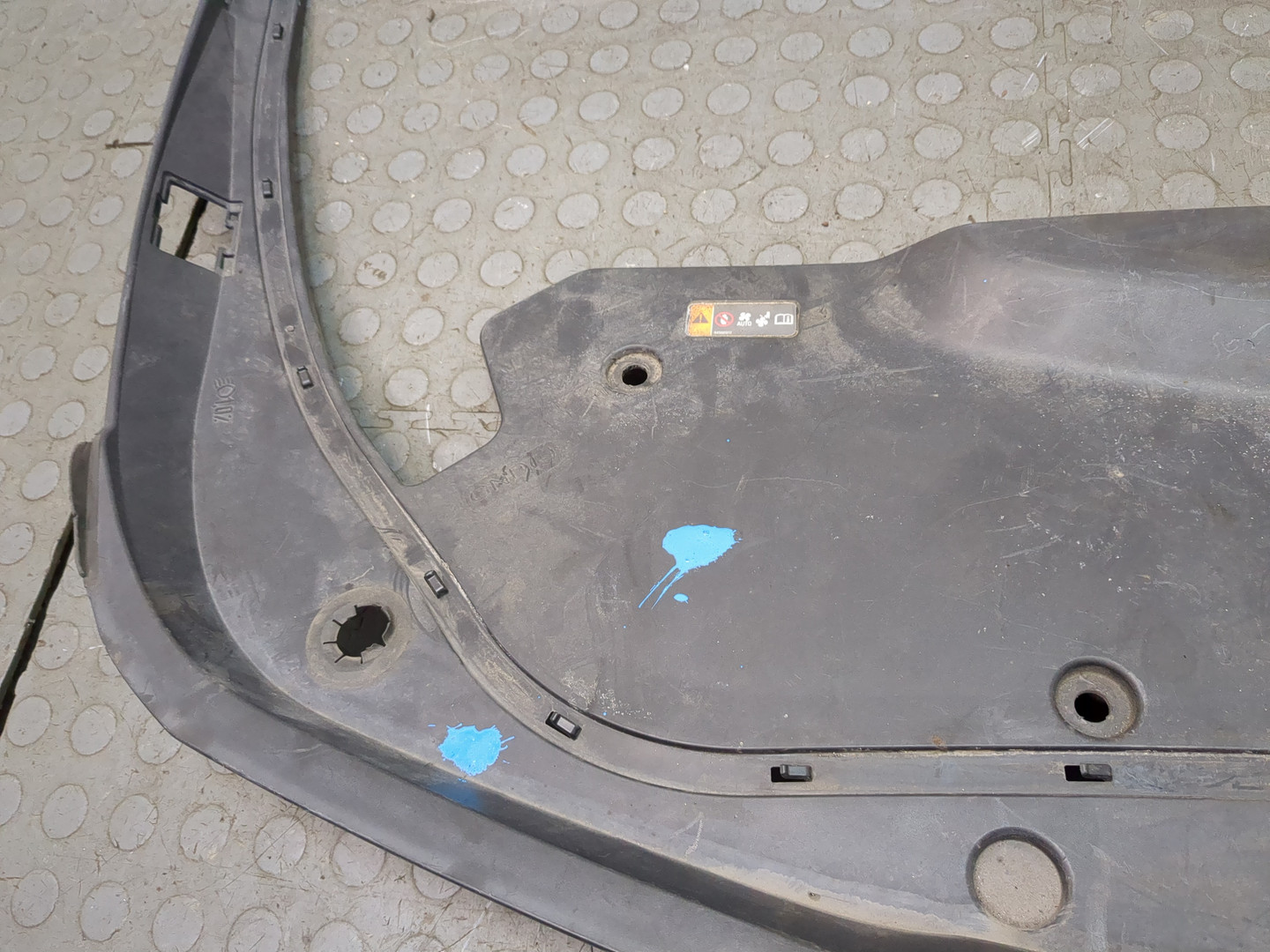 Кожух замка капота