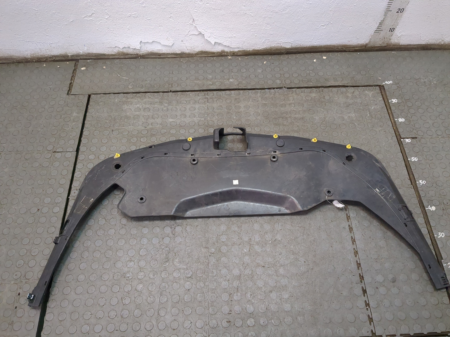 Кожух замка капота