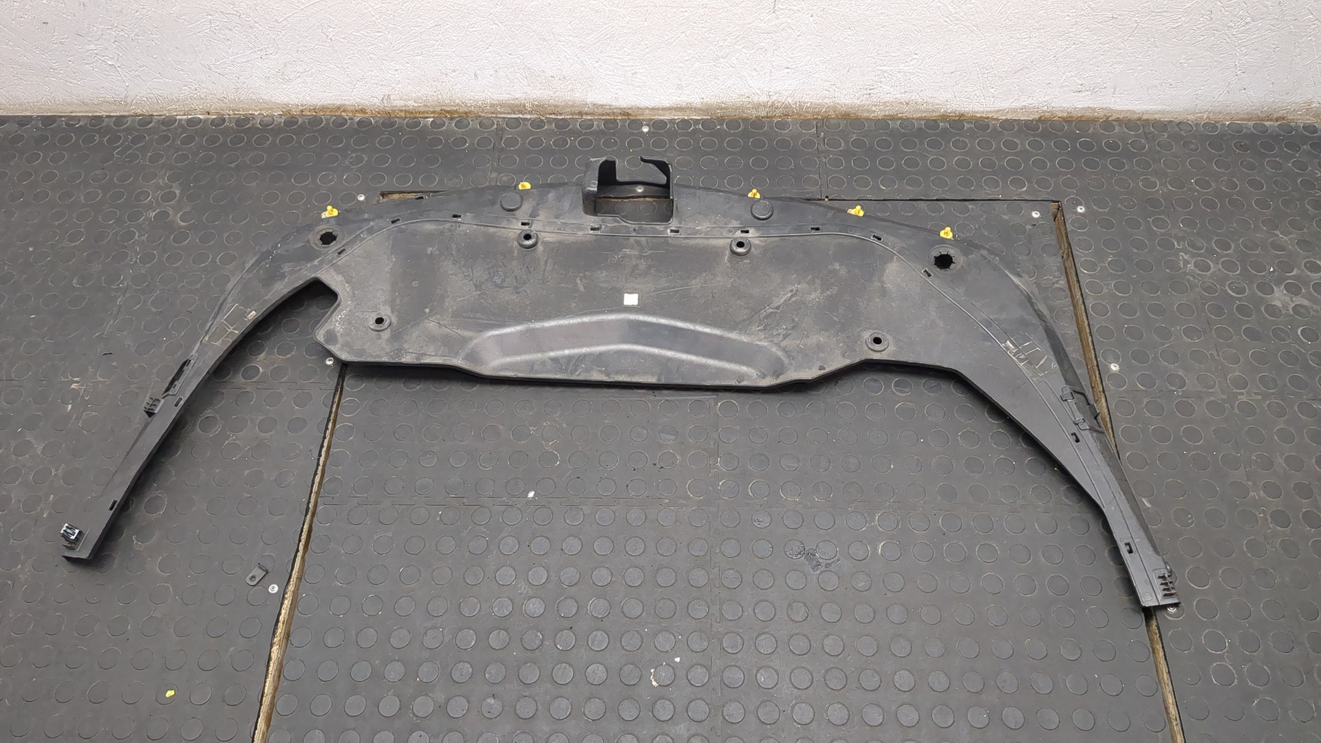 Кожух замка капота