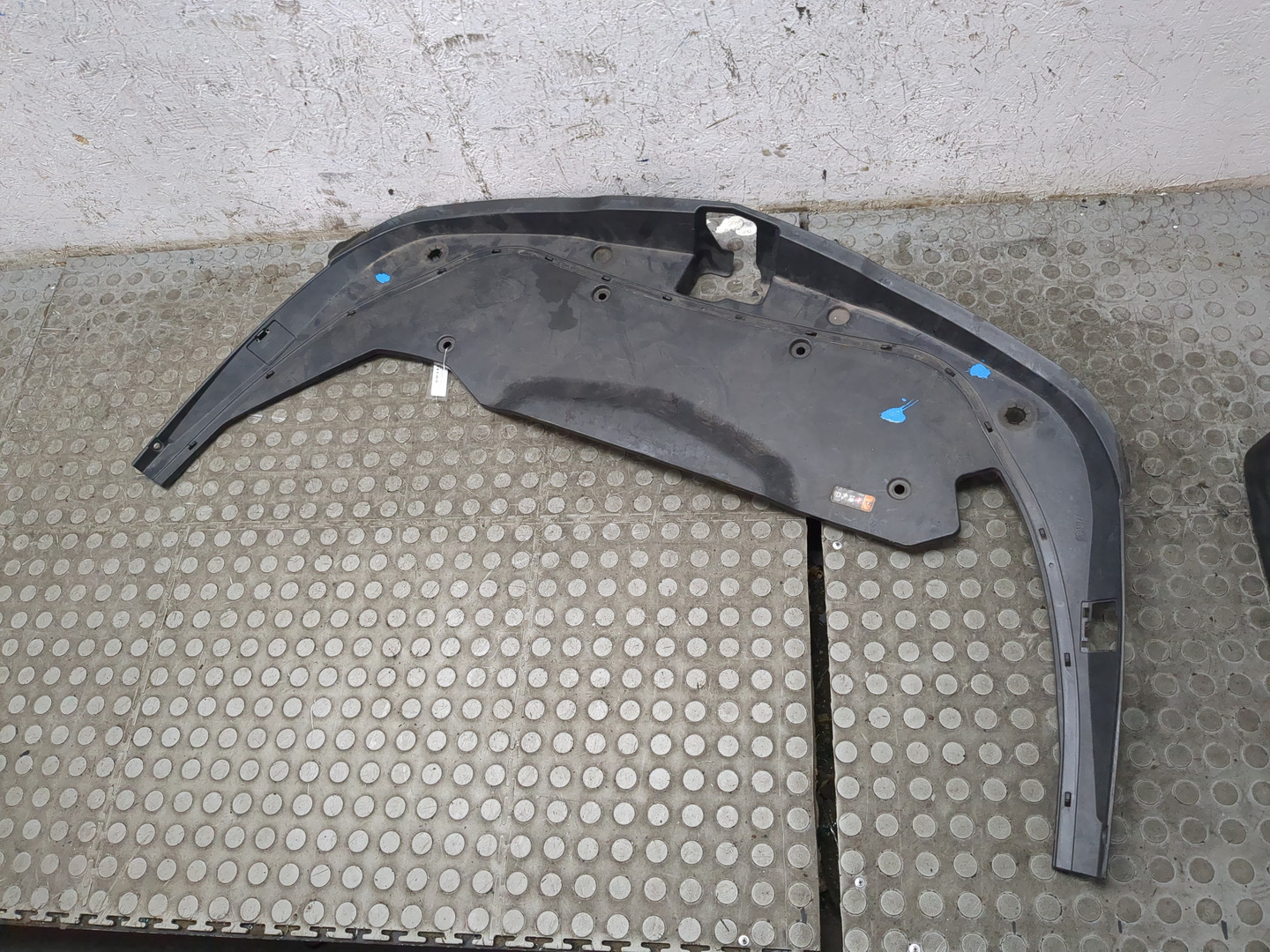 Кожух замка капота