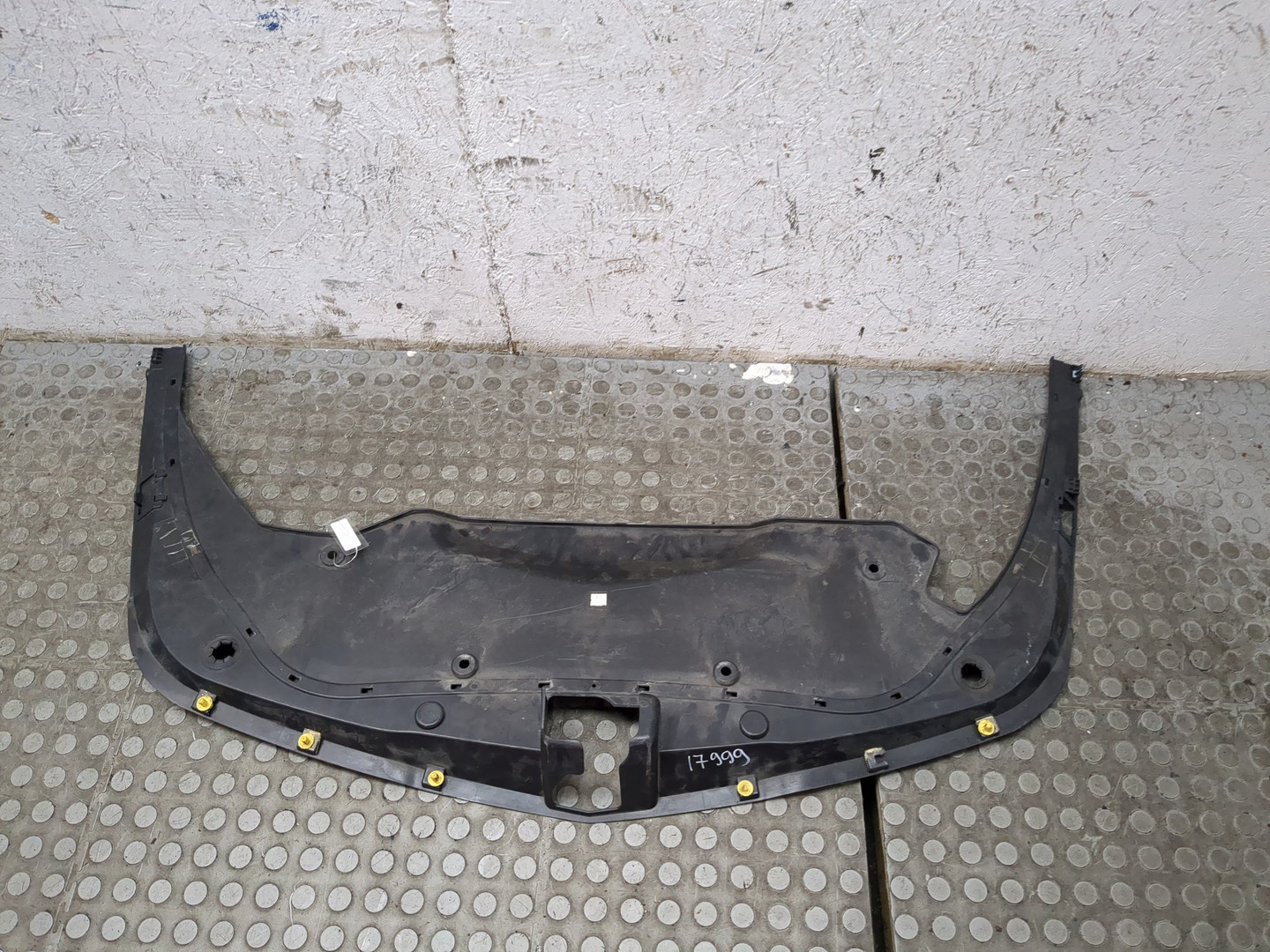 Кожух замка капота