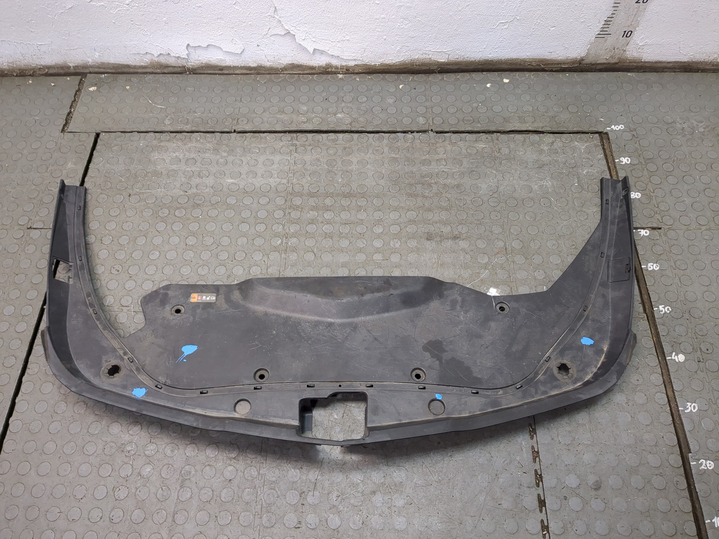 Кожух замка капота