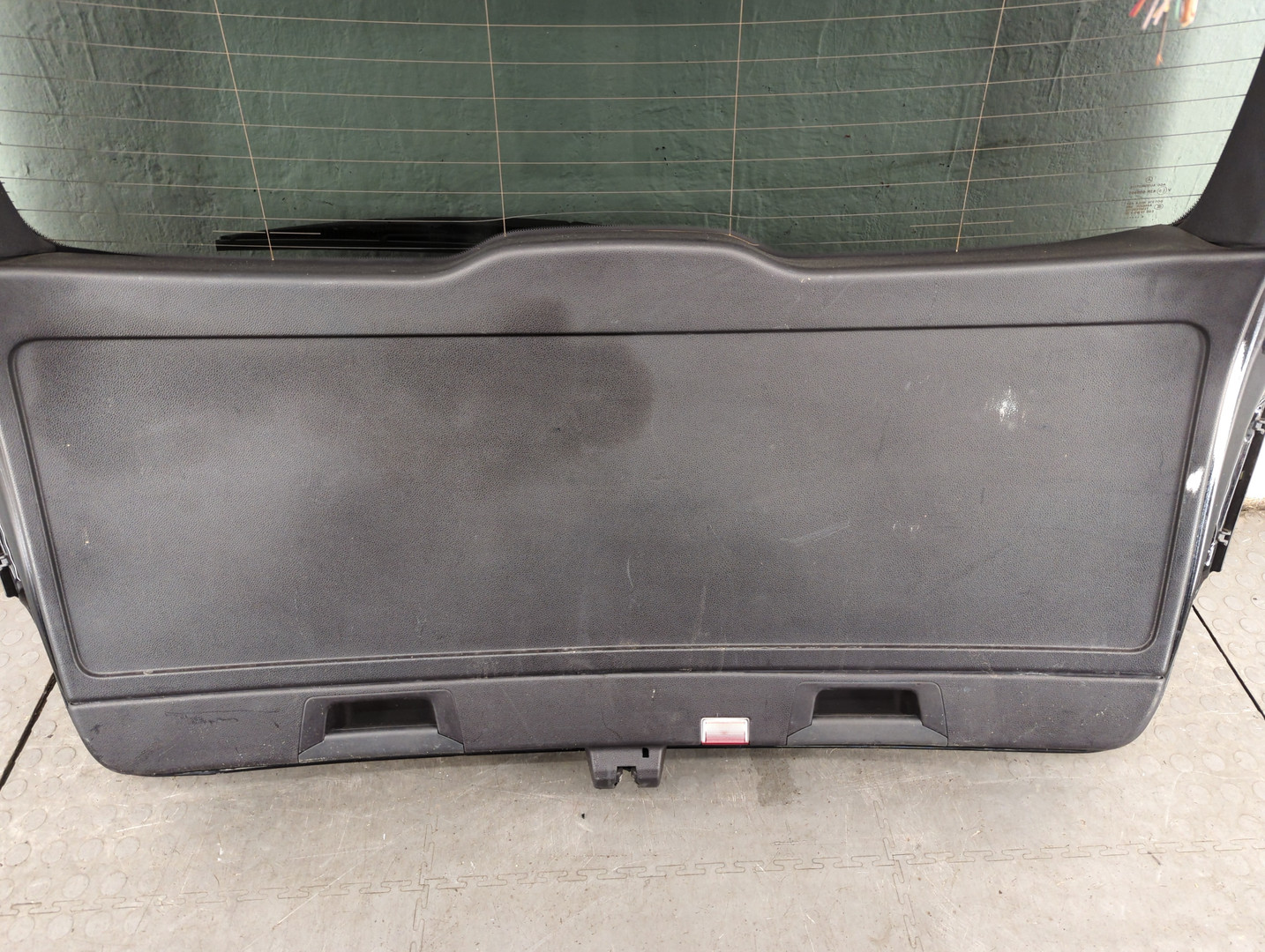 Дверь багажника