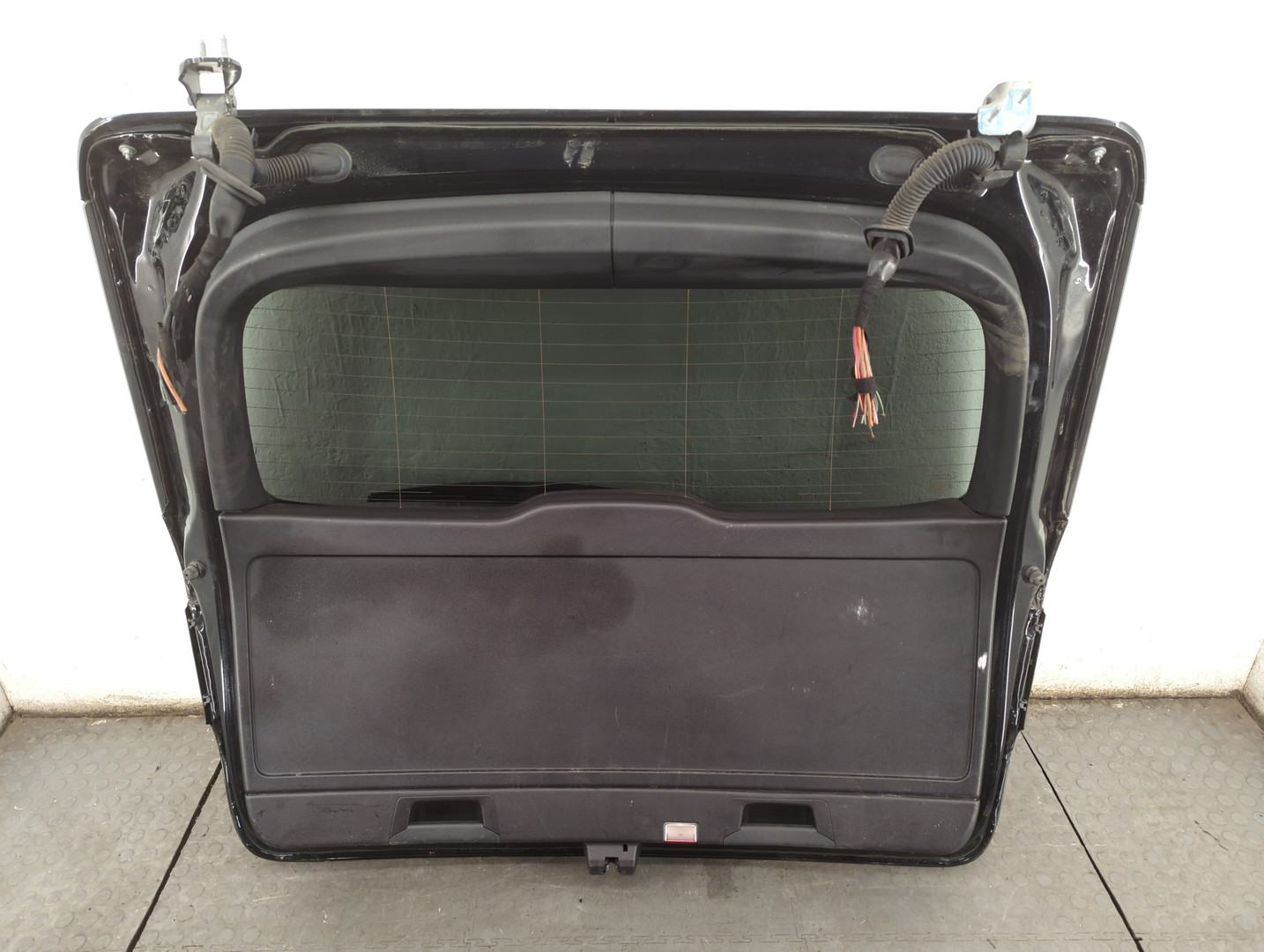 Дверь багажника