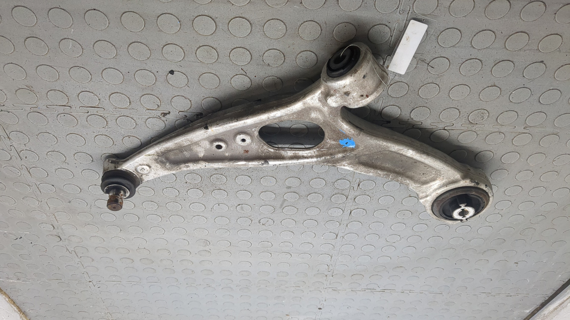 Рычаг передний левый