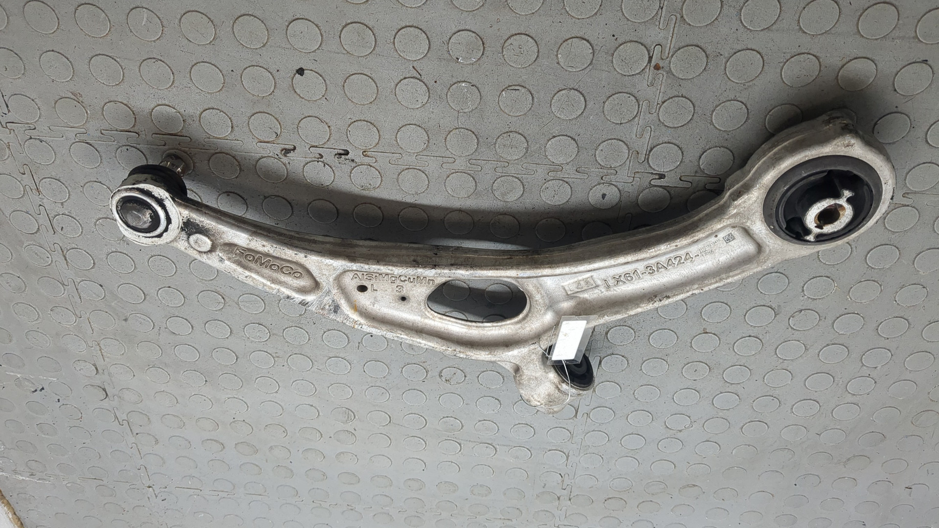 Рычаг передний левый