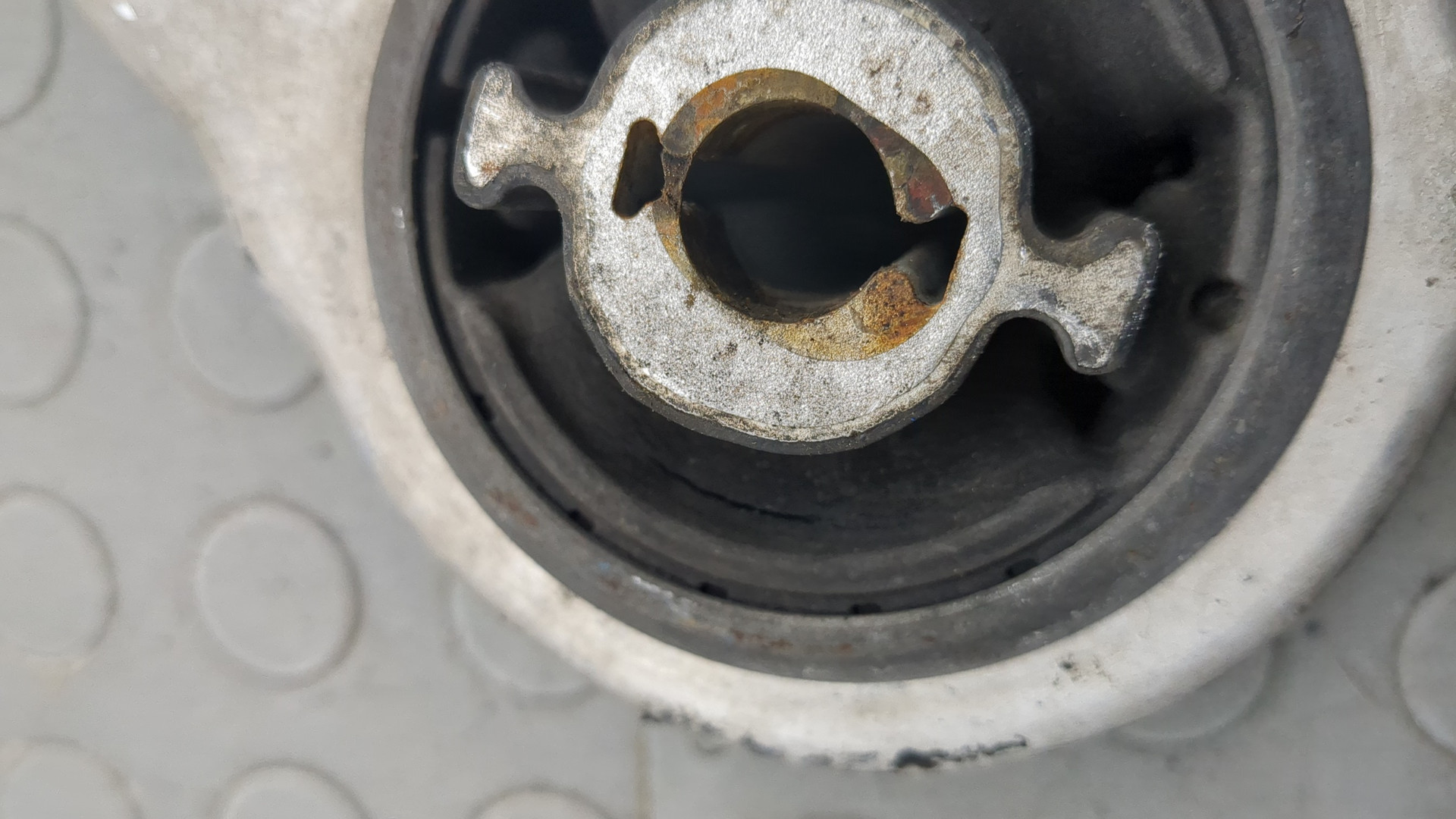 Рычаг передний левый