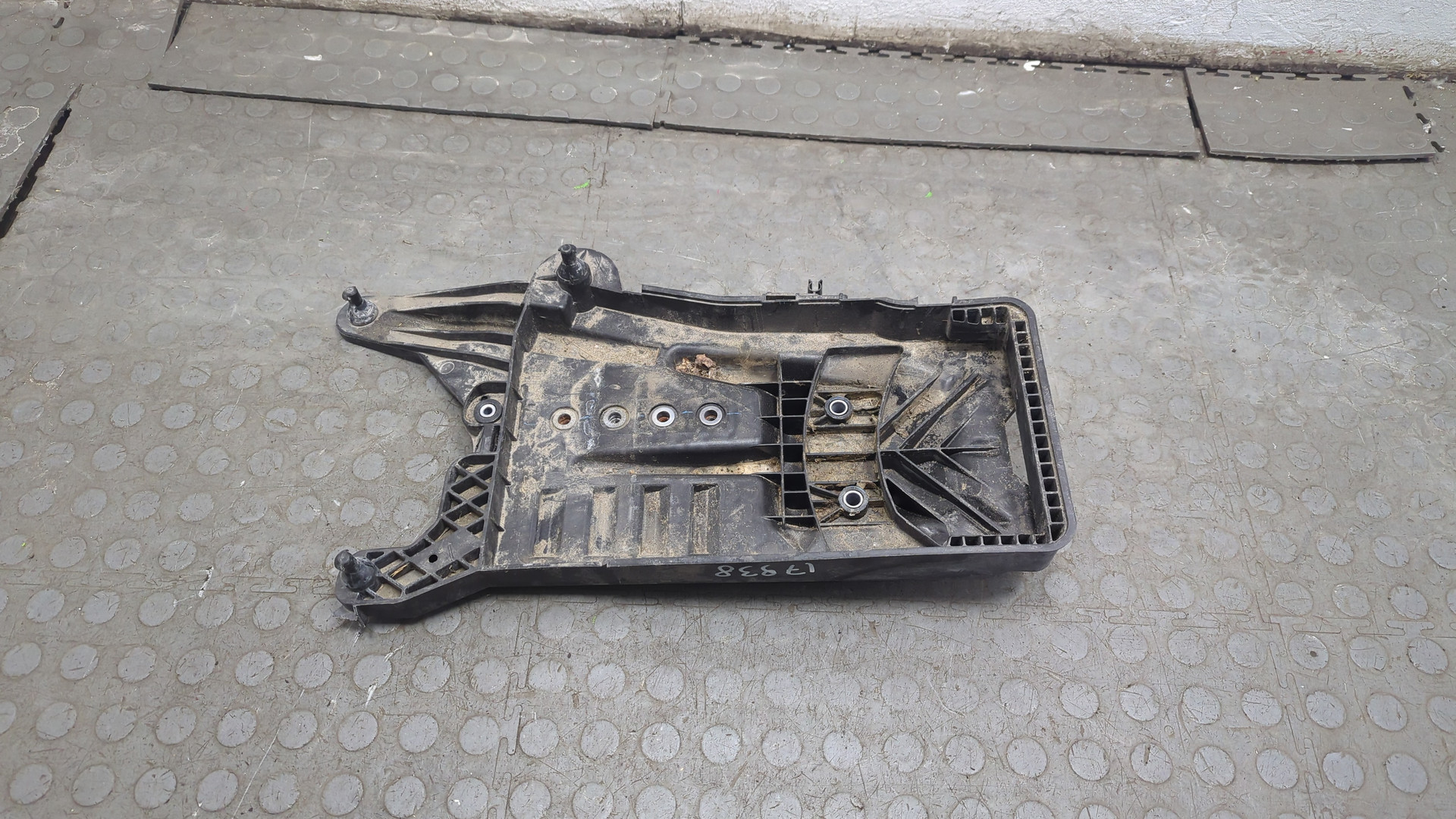 Площадка под аккумулятор (АКБ)