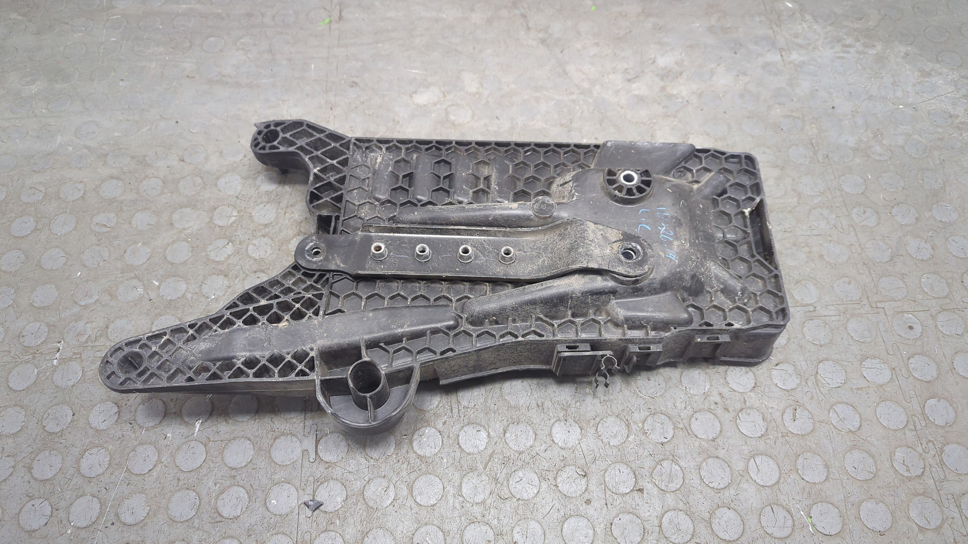 Площадка под аккумулятор (АКБ)