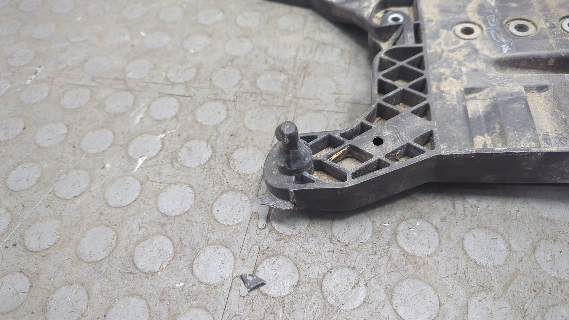 Площадка под аккумулятор (АКБ)