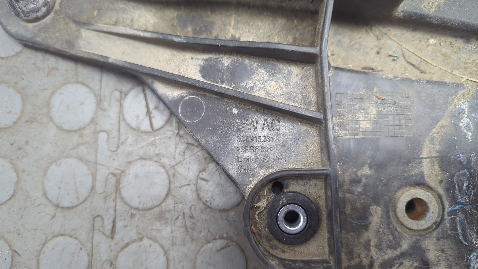 Площадка под аккумулятор (АКБ)